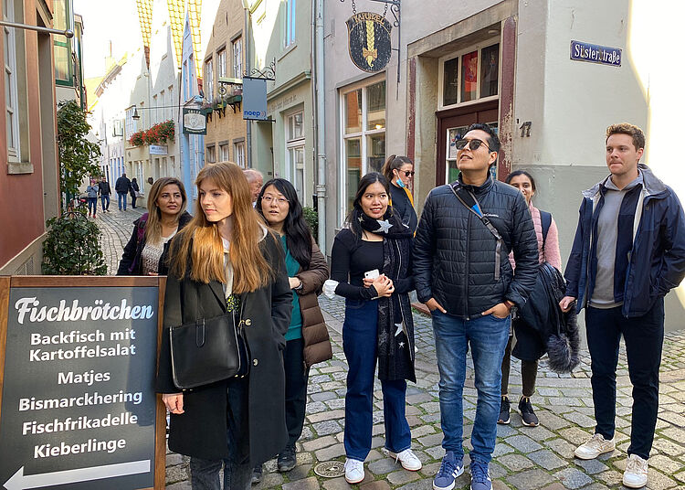 Students walk through the schnoor in Bremen