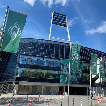 das Weserstadion mit Werder-Fahnen