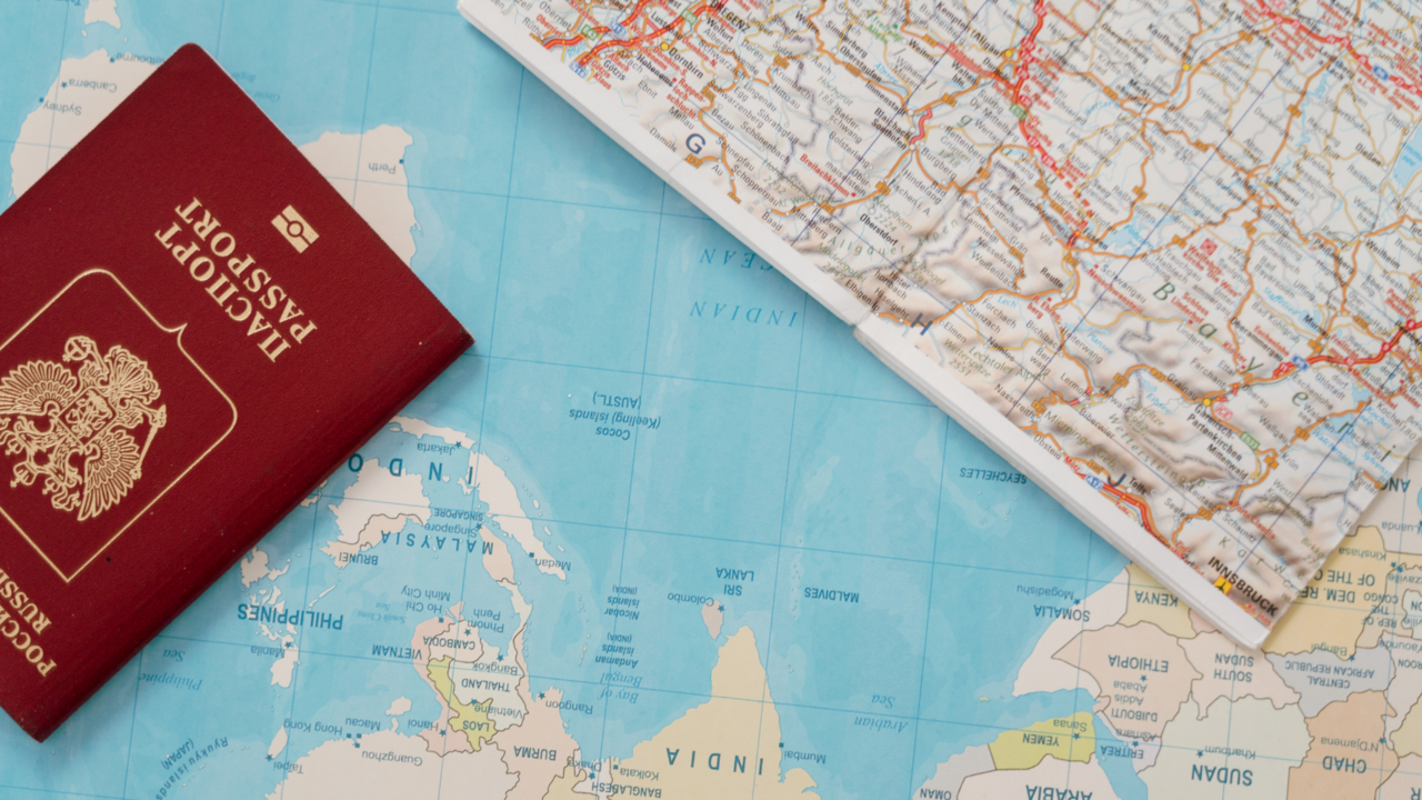 Reisepass auf Landkarte