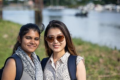 Zwei internationale Studierende an der Weser