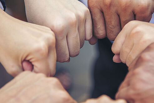 Verschiedene Hände zusammen symbolisieren Partnerschaftlichkeit und Gemeinschaft