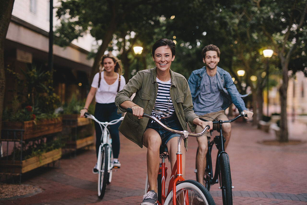 Studierende unterwegs mit dem Fahrrad