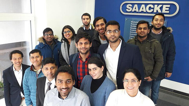 Group photo of students at company visit at Saacke