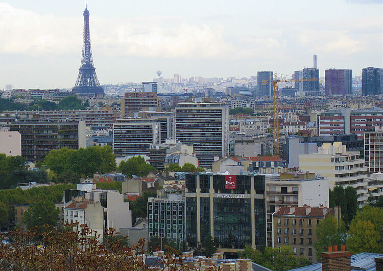 [Translate to English:] Luftbild von Paris, im Vordergrund das ESSCA-Gebäude, im Hintergrund der Eiffelturm