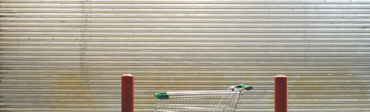 Einkaufswagen vor geschlossenem Supermarkt