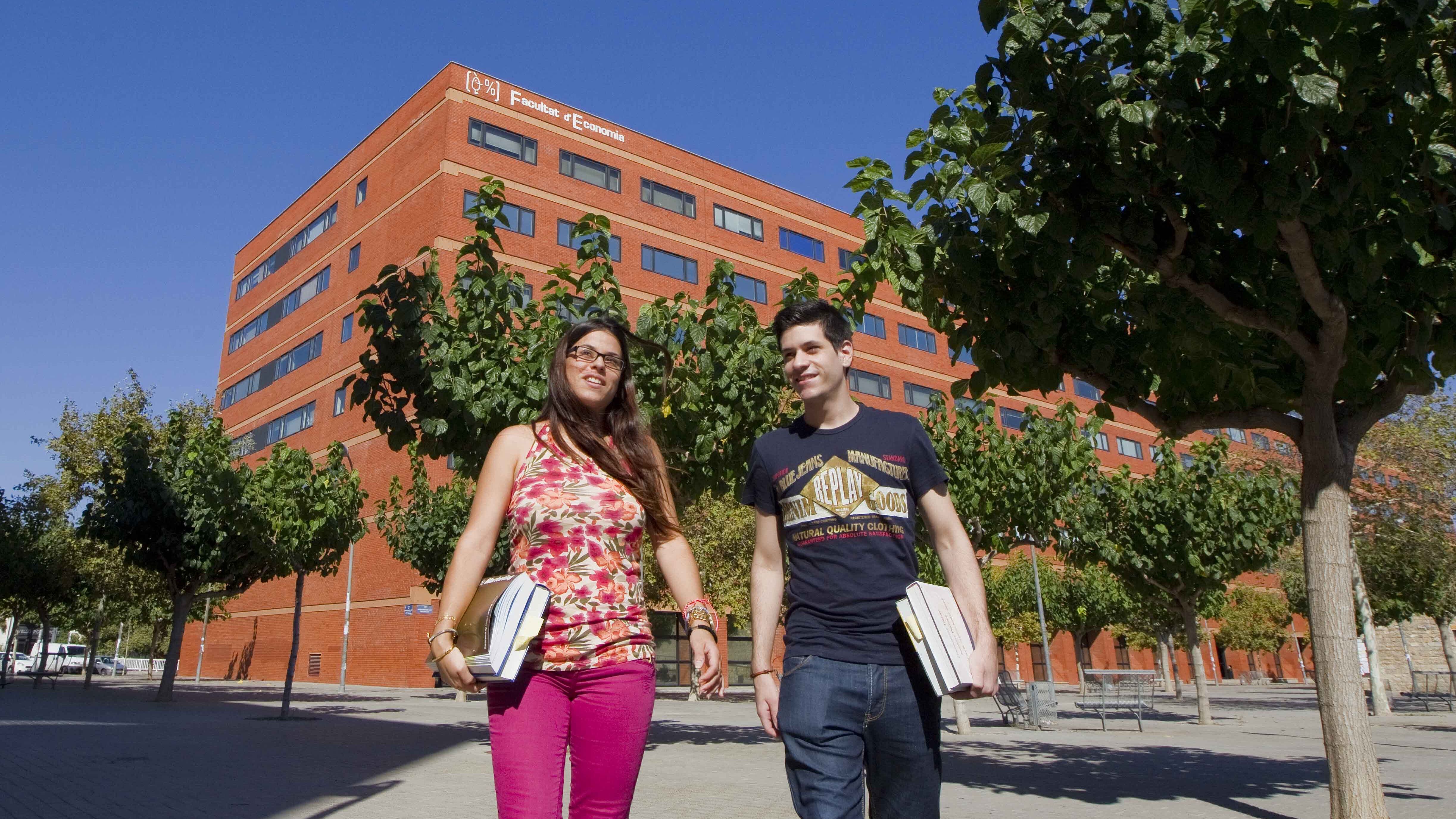 Studentinnen vor dem Gebäude der Facultad de Economia auf dem Campus in Valencia