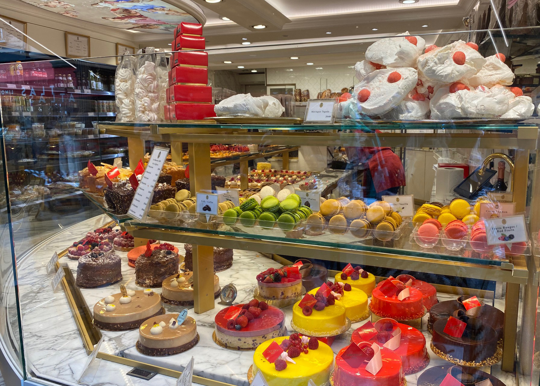 Torten, Macarons und andere Süßigkeiten in einem Café in Paris