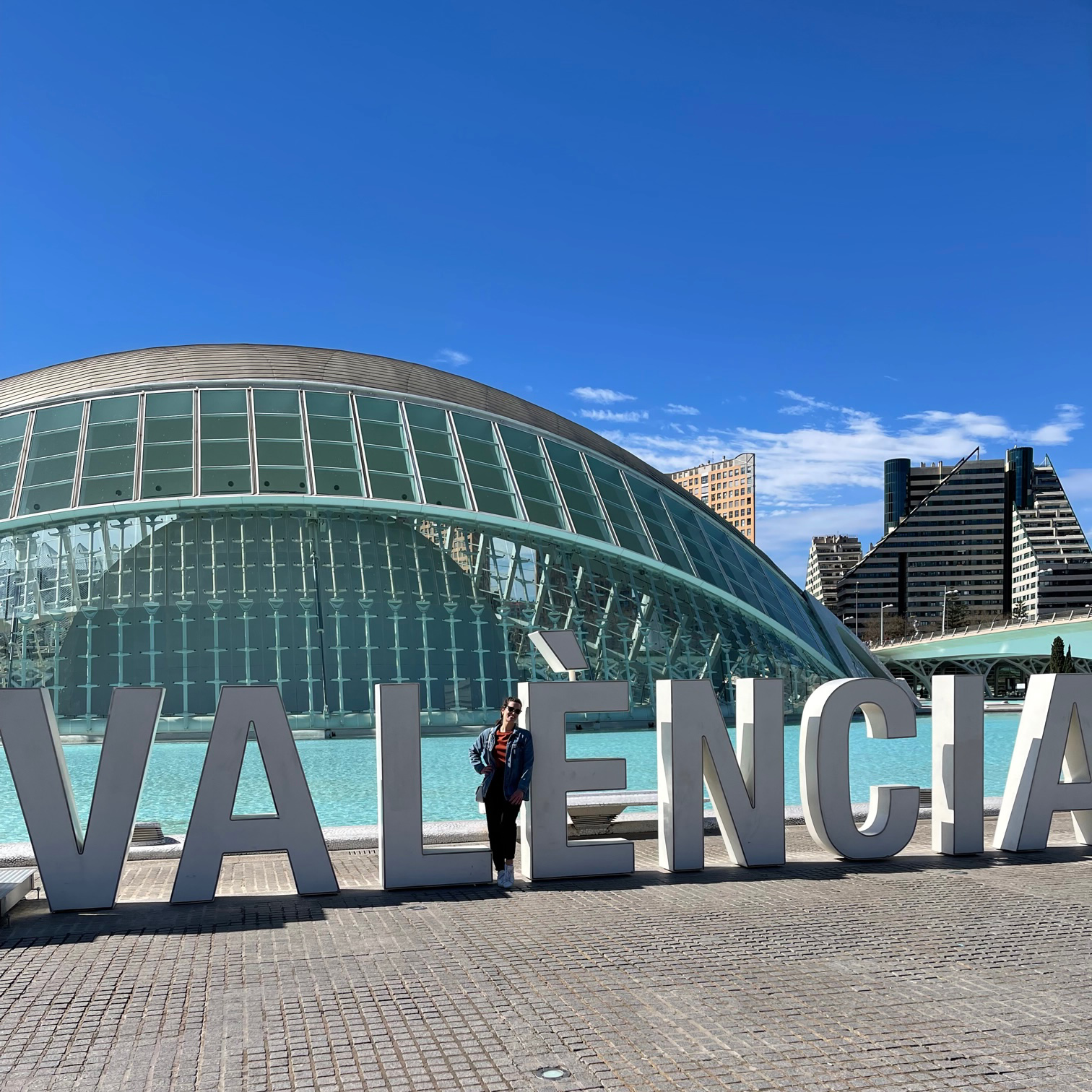 Schriftzug Valencia vor dem Hemisferic in der Stadt der Künste und Wissenschaft